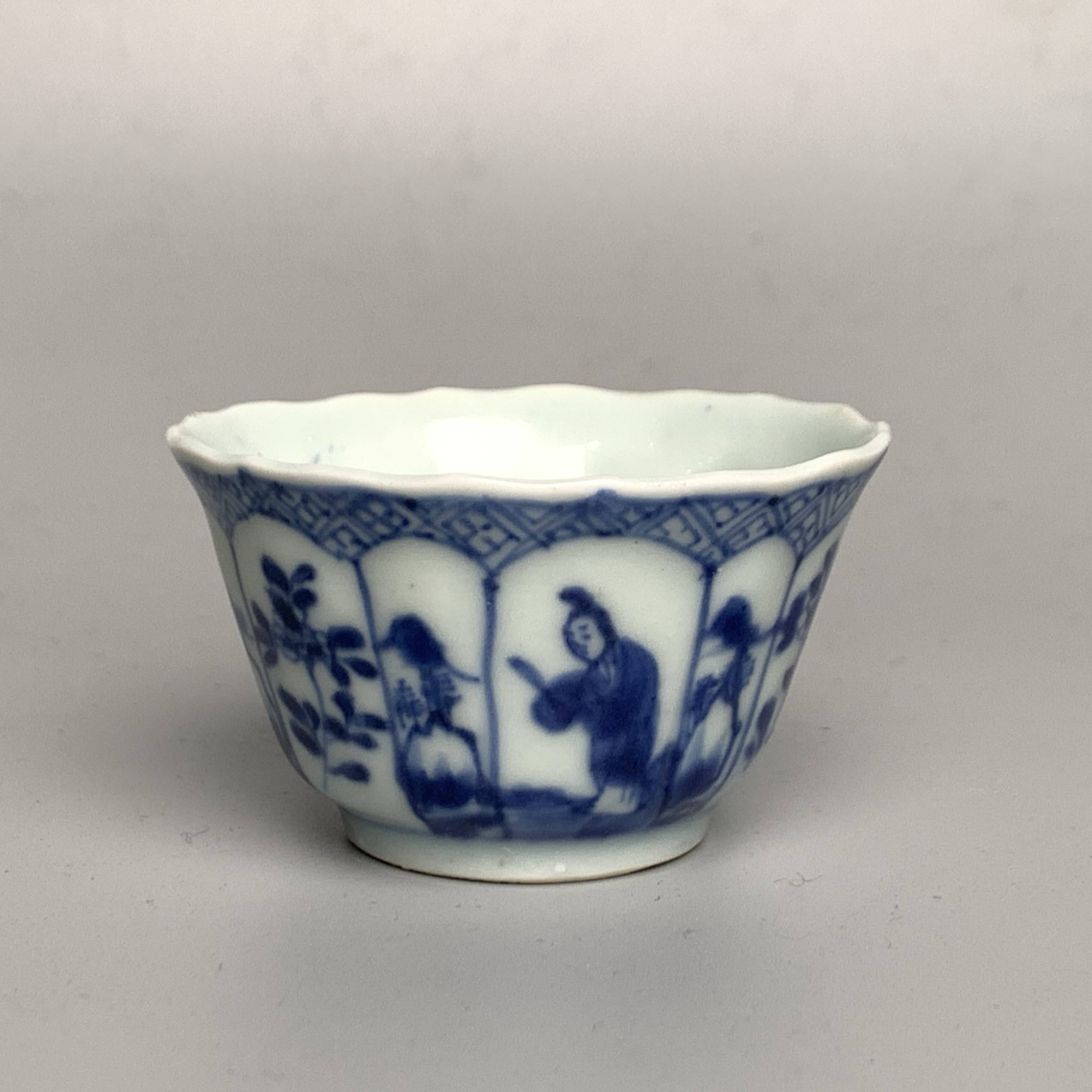 清康熙青花开光人物杯【古董拍卖】