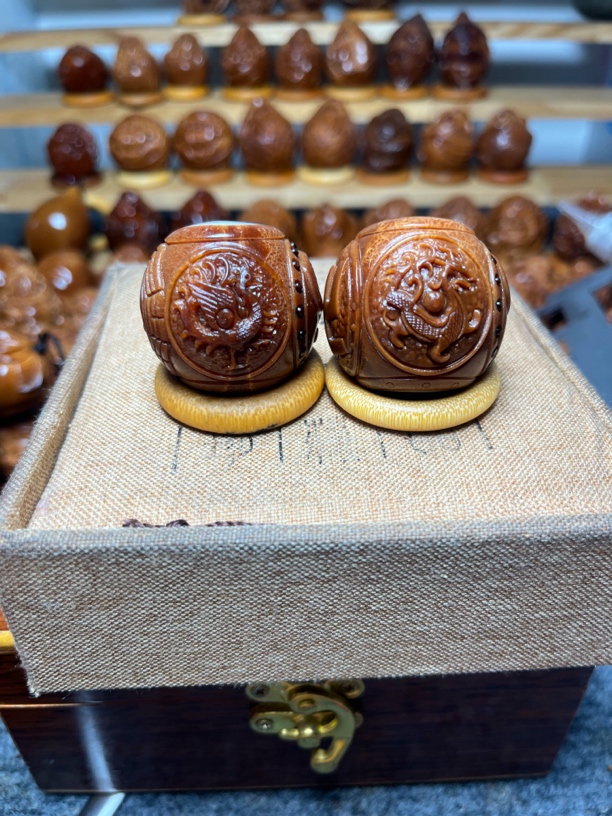 橄榄核雕刻四象八卦正圆手把件文玩保健球