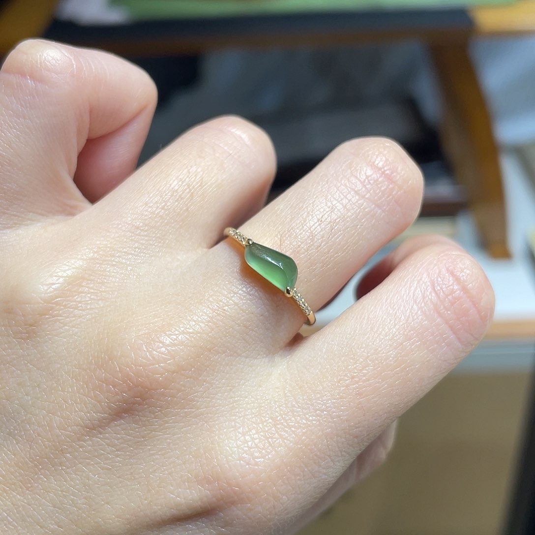 翡翠戒指18K金镶嵌“一汪春水” 绿随形