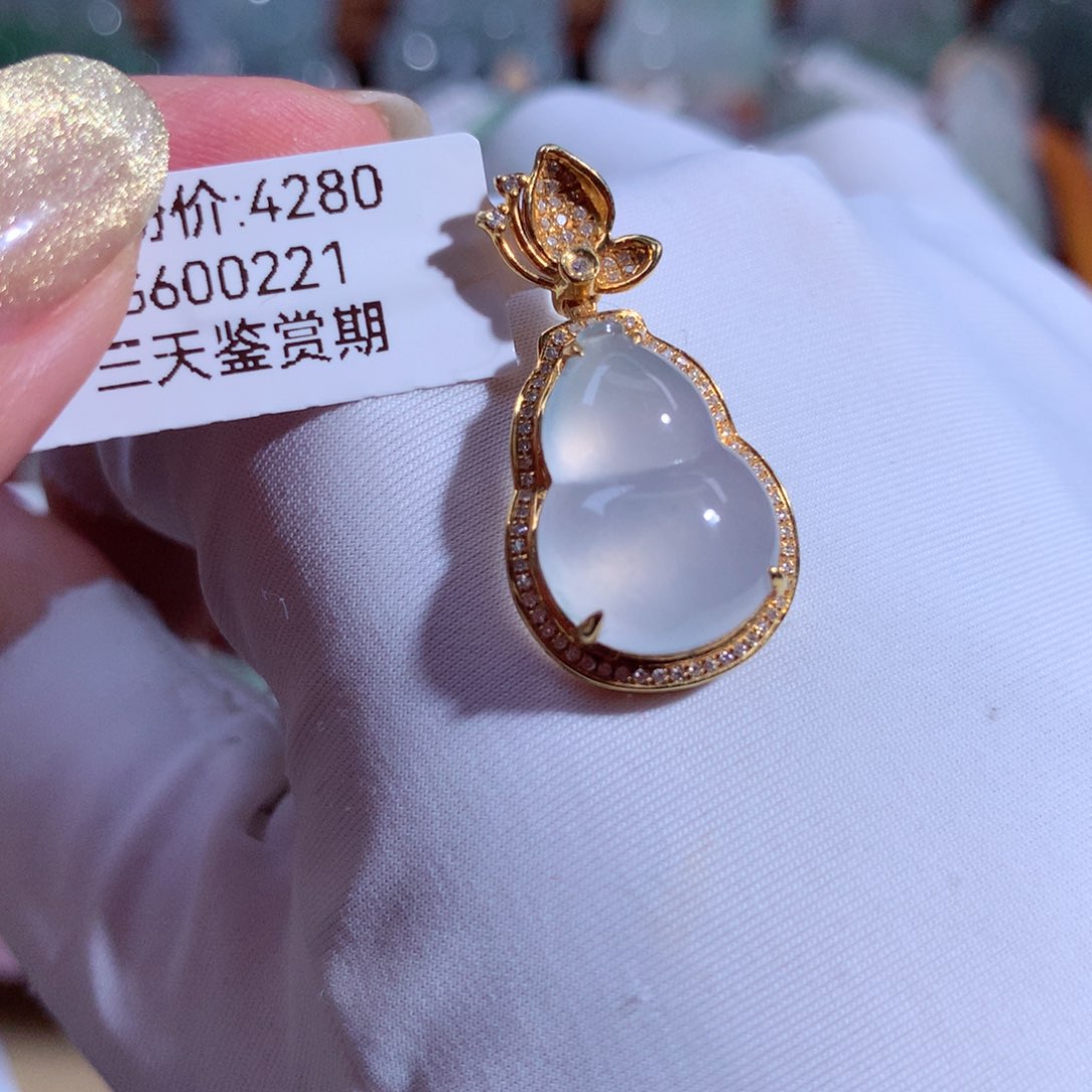 翡翠颈饰18K金镶嵌高冰底葫芦