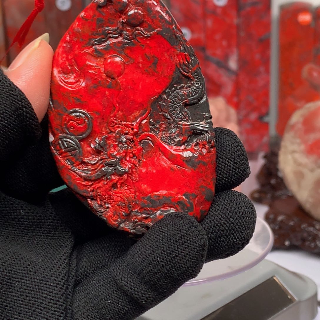 昌化石牛角冻鸡血石挂件