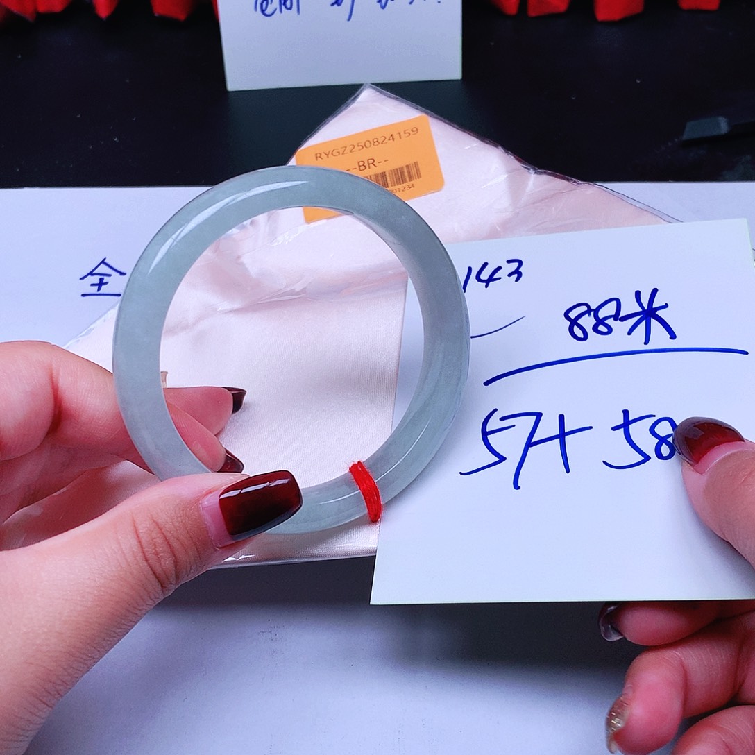 翡翠未镶嵌手镯143。    