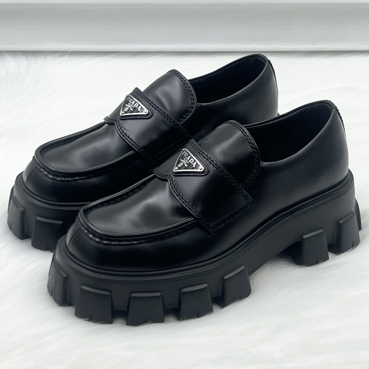 99新 Prada/普拉达 经典三角标厚底乐福鞋 39.5码 公价1w zy100