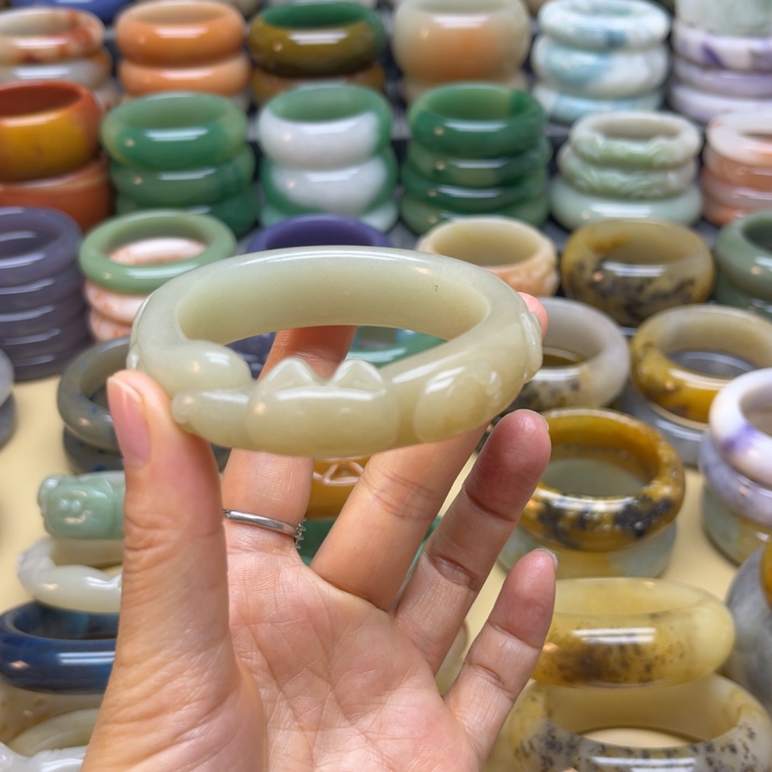 石英质玉手镯未镶嵌