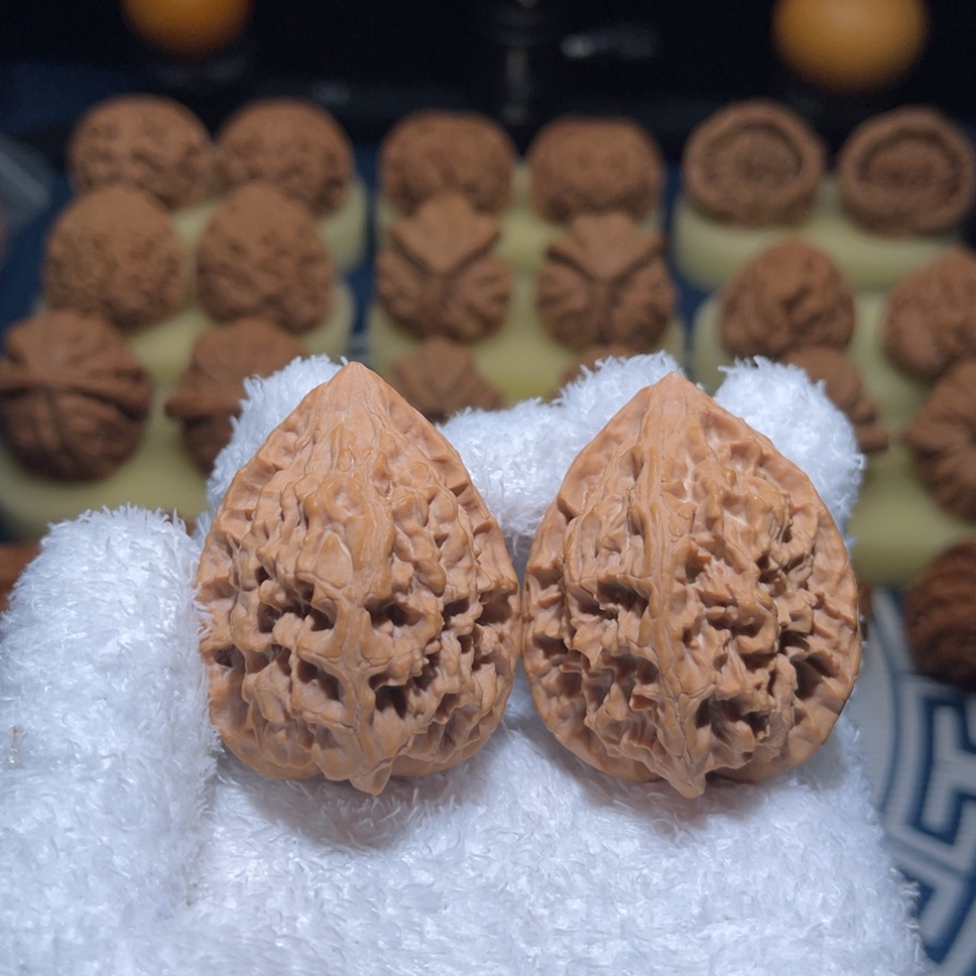 ～***～文玩核桃把件十三陵鸡心39全品