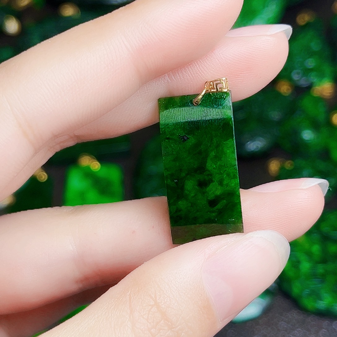 颈饰18K金镶嵌翡翠多样性