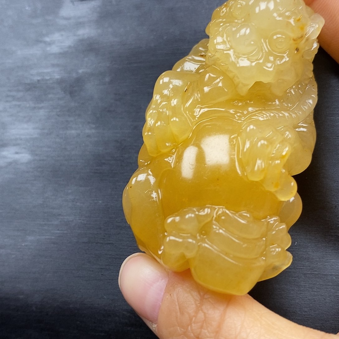 石英质玉（黄龙玉）颈饰未镶嵌