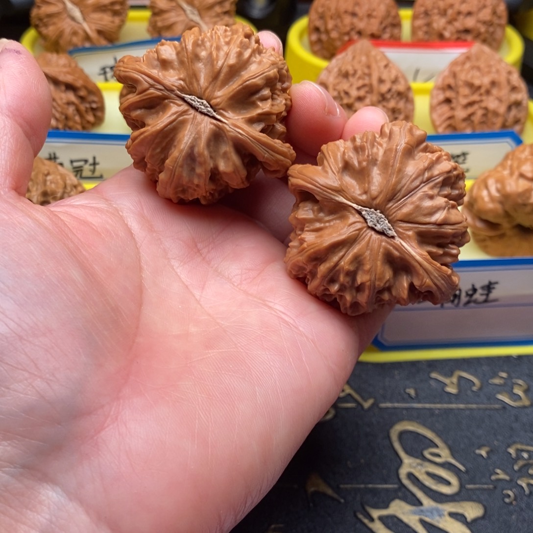 A***n文玩核桃吊坠白狮子