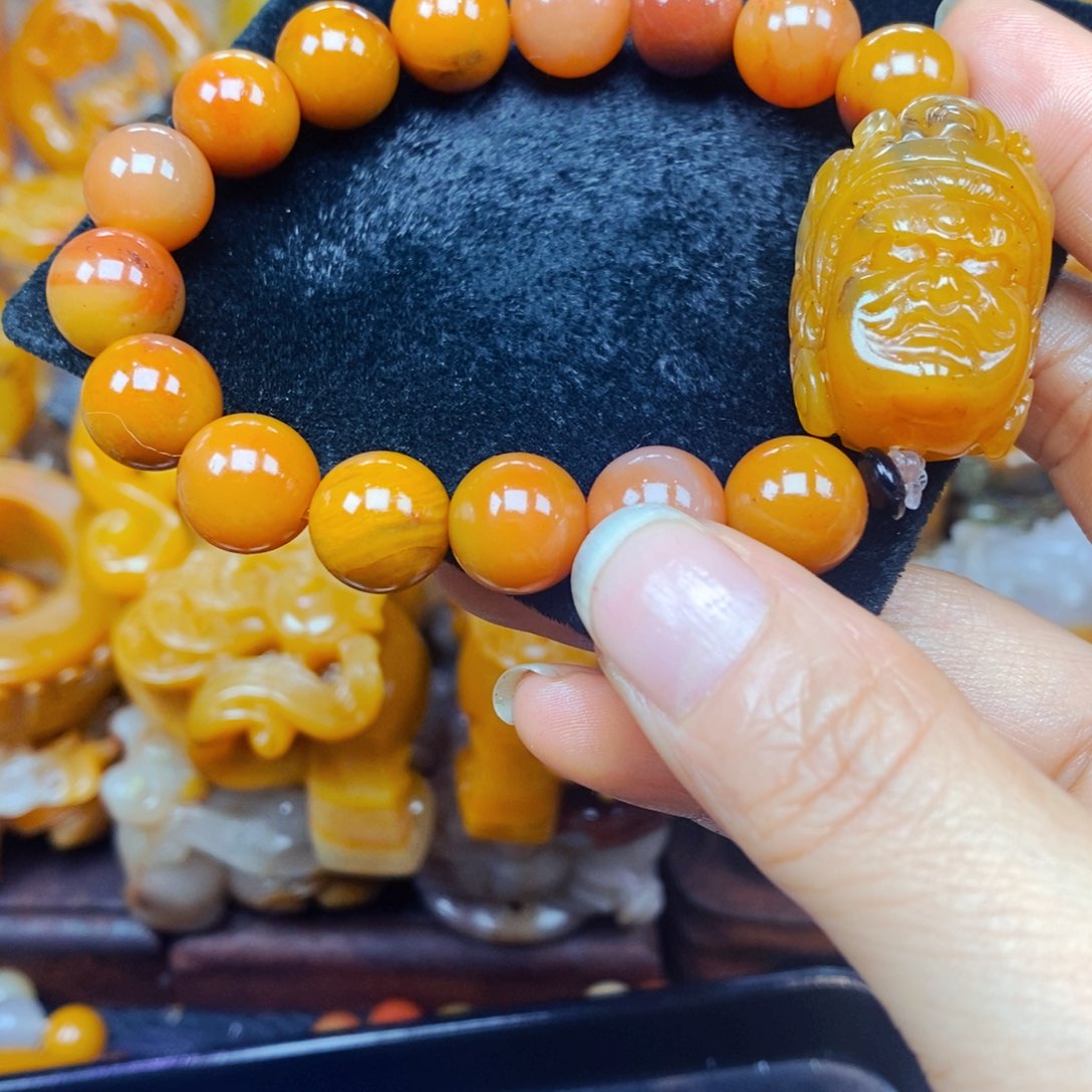 未镶嵌石英质玉（黄龙玉）颈饰