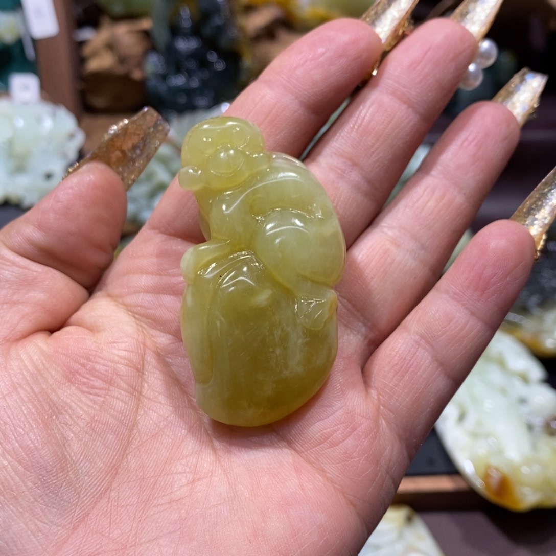 蛇纹石玉颈饰未镶嵌