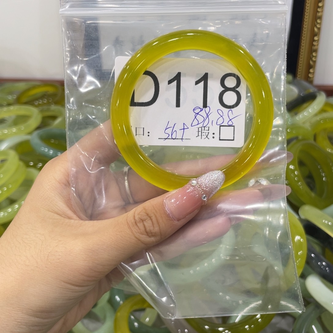 未镶嵌蛇纹石玉颈饰卿*