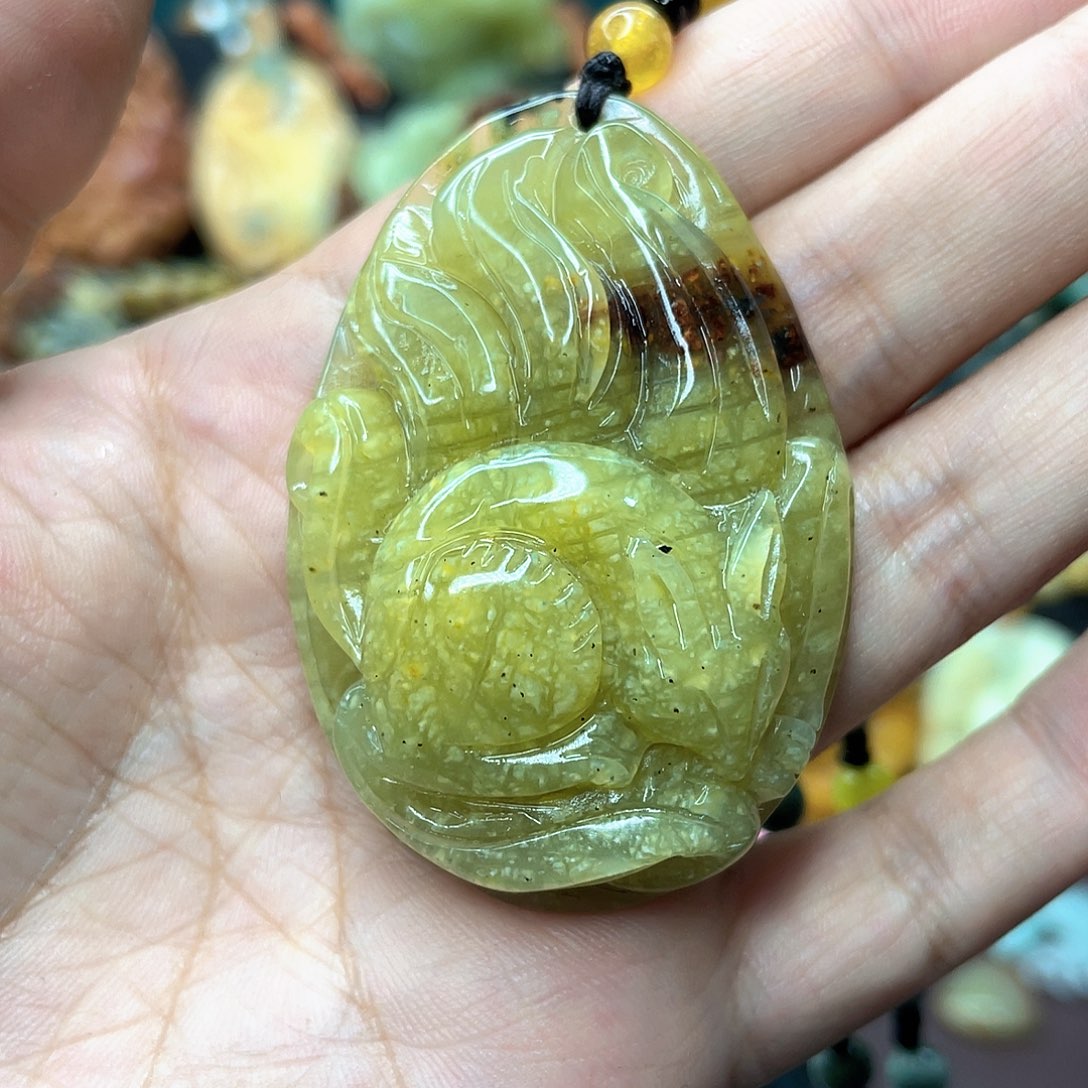 蛇纹石玉颈饰未镶嵌