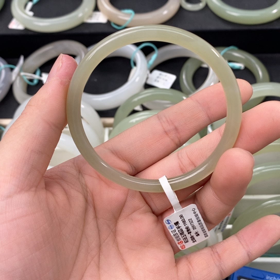 和田玉手镯未镶嵌56