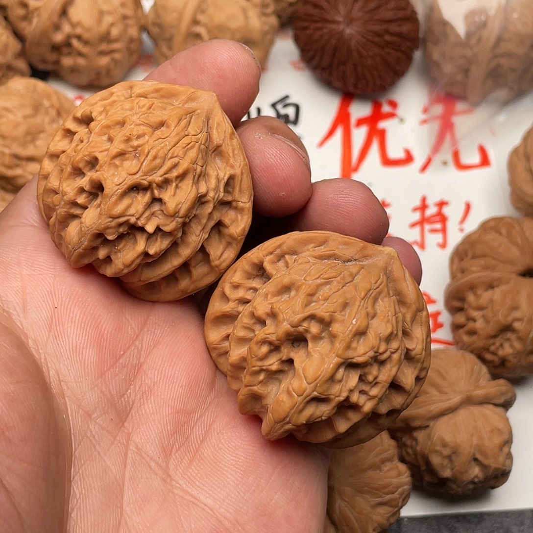 文玩核桃吊坠长**虹虎头