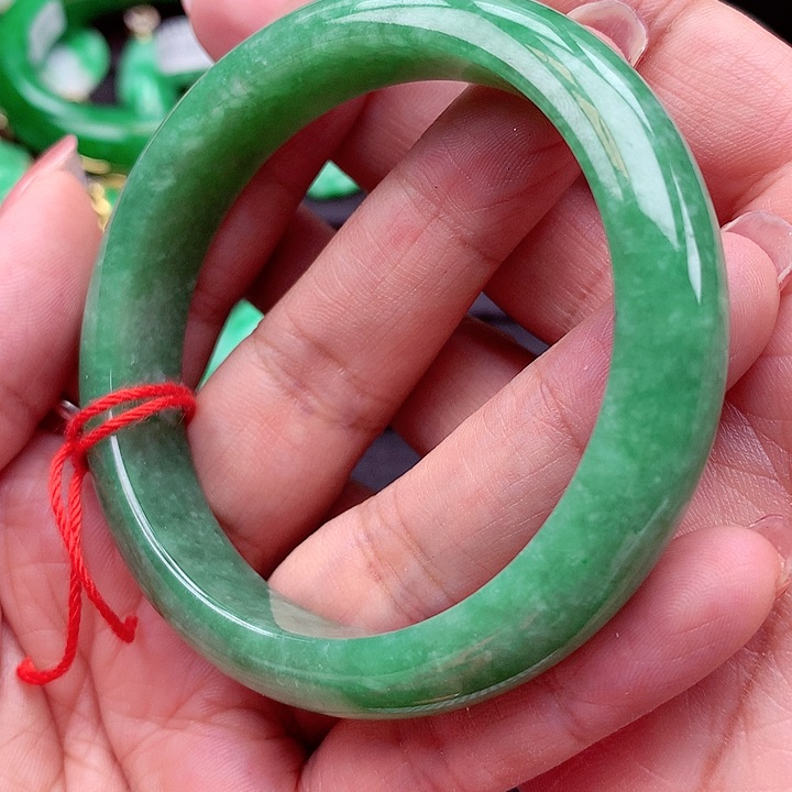 翡翠手镯未镶嵌翡翠