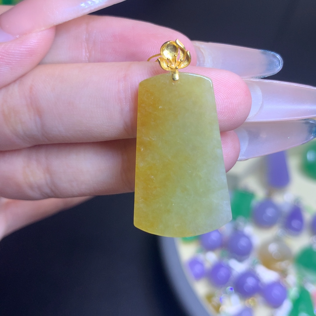 颈饰18K金镶嵌翡翠