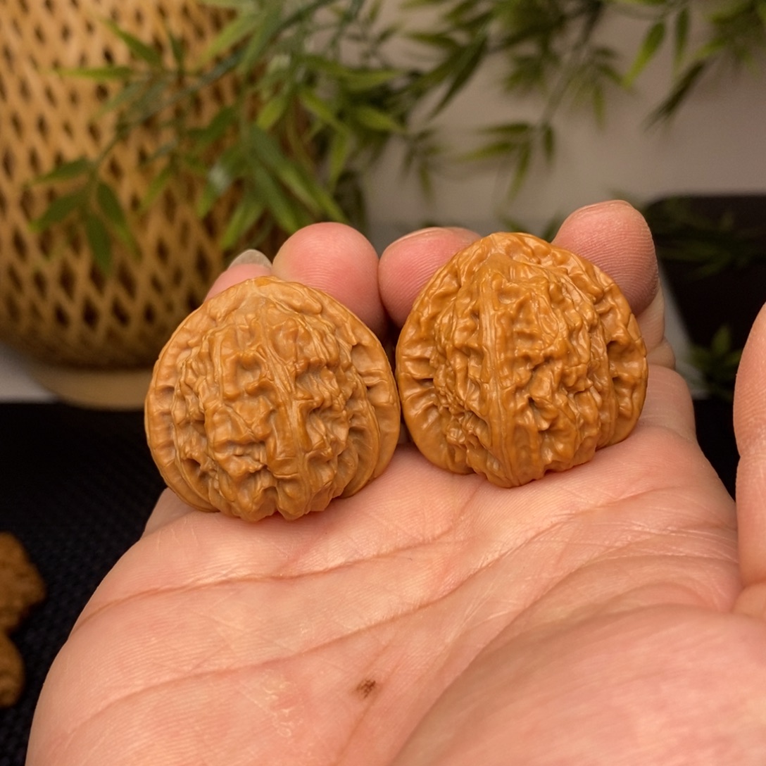 文玩核桃吊坠三角白