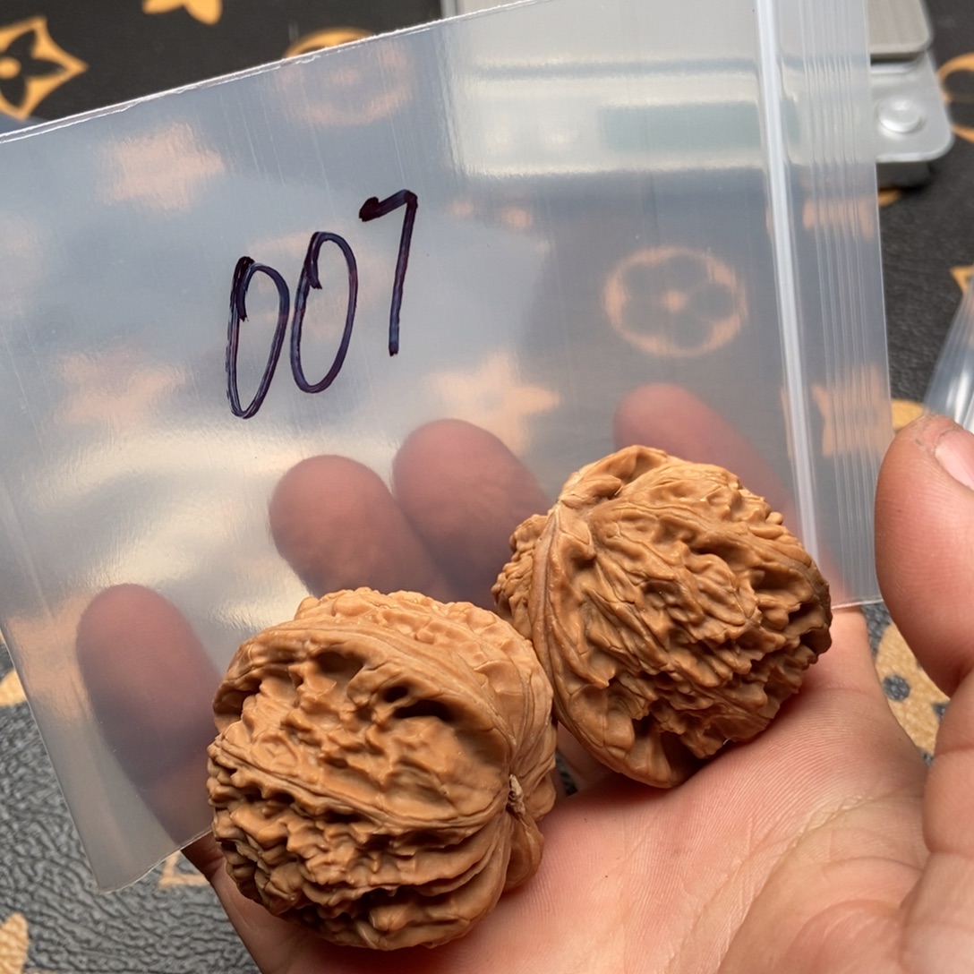 文玩核桃吊坠白狮子