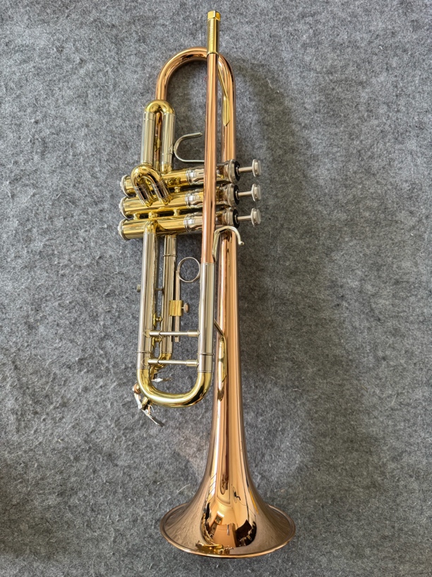 高品质小号乐器，磷铜巴哈型小号，高低音转换轻松，降B调。