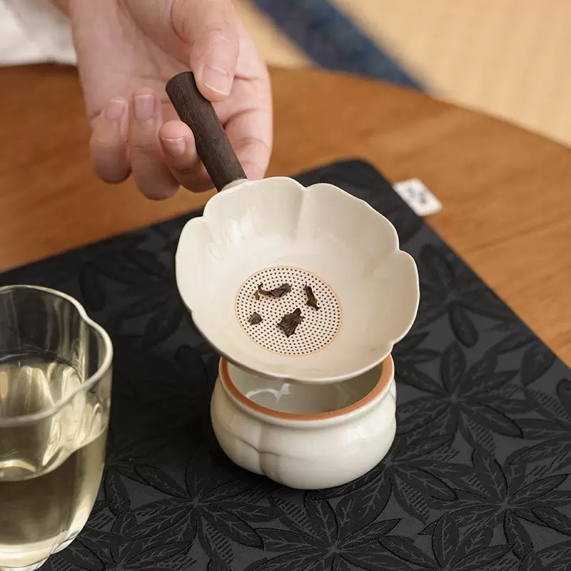 【星星】草木灰釉花瓣型木把茶漏