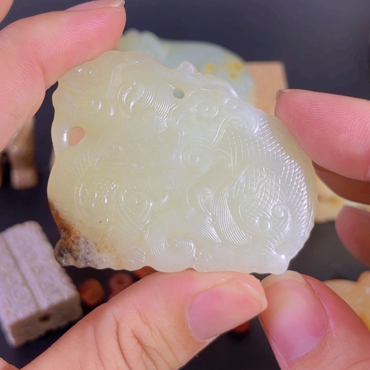 和田玉（糖玉）未镶嵌颈饰钟*志