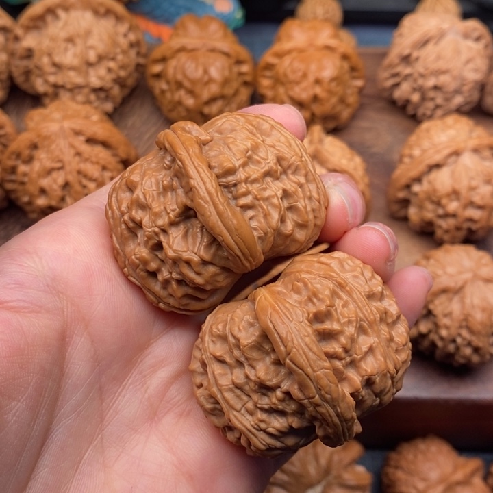 文玩核桃把件42.5闷尖球白