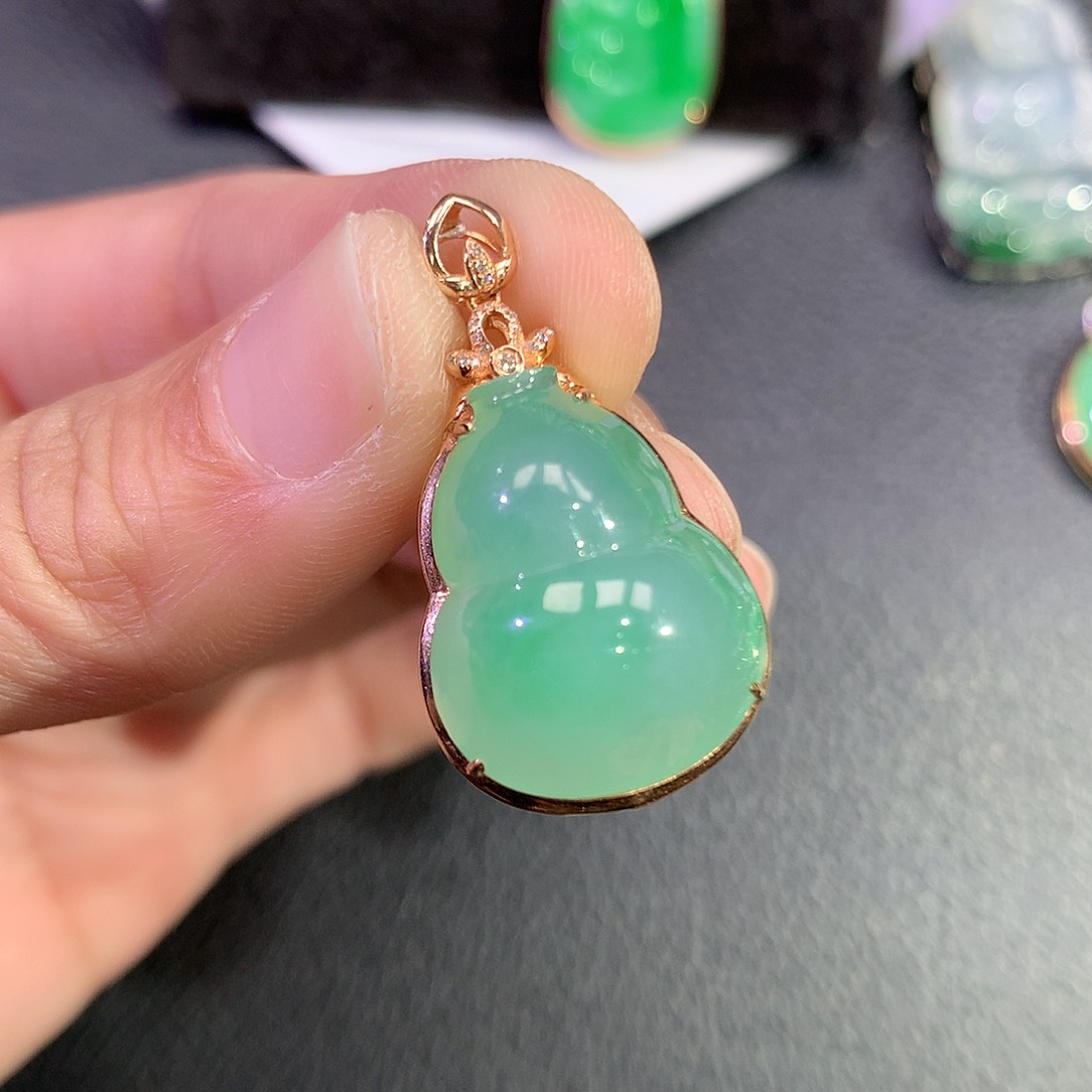 翡翠吊坠(赠链)18K金镶嵌朵*