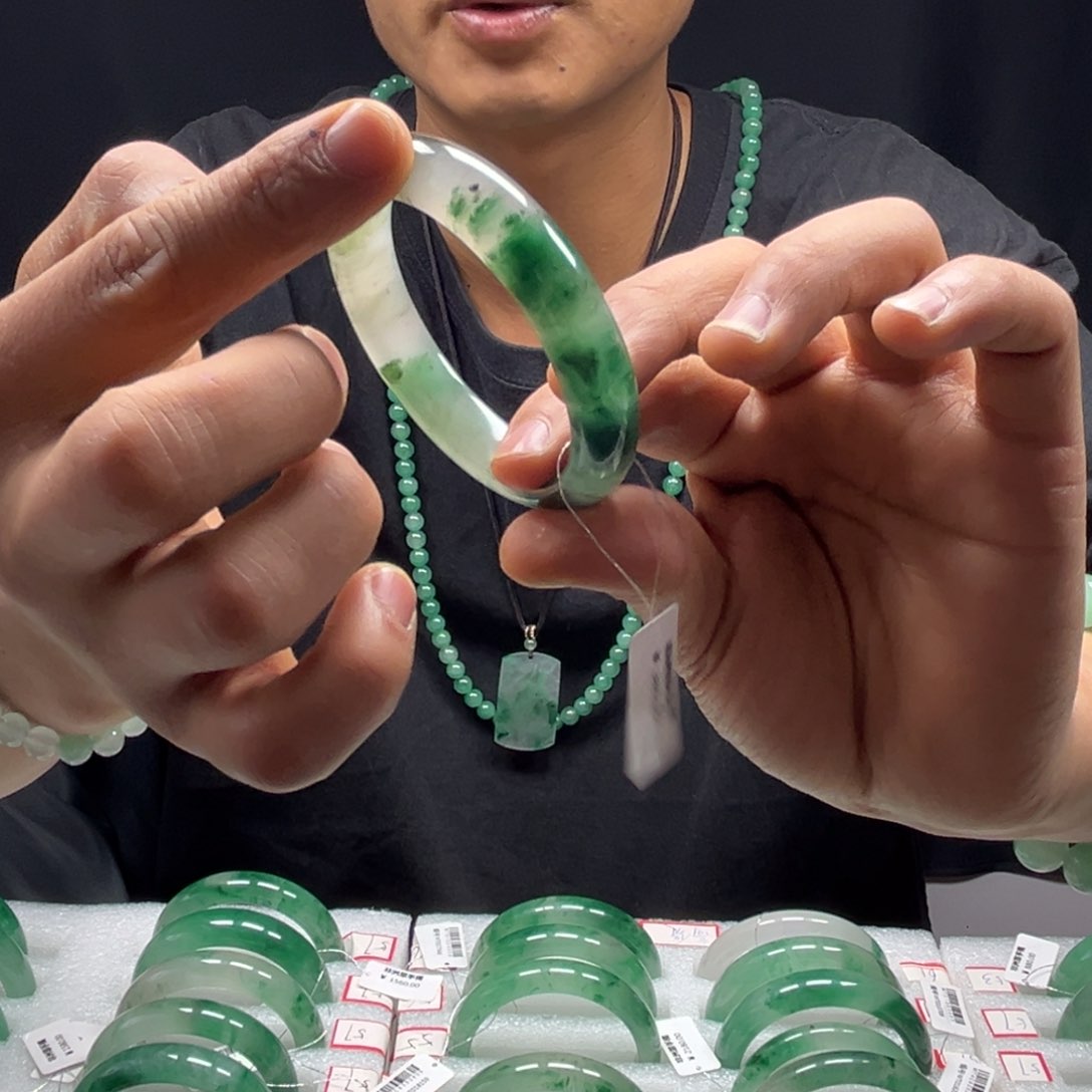 石英质玉手镯未镶嵌