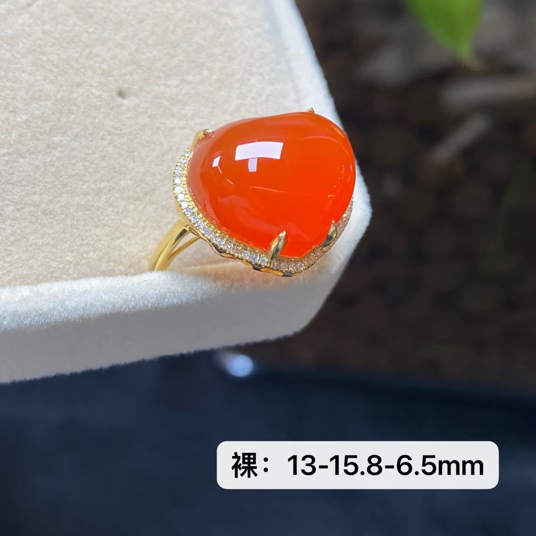 原矿18K金镶天然南红戒指色泽艳丽高贵优雅独特设计展指间魅力