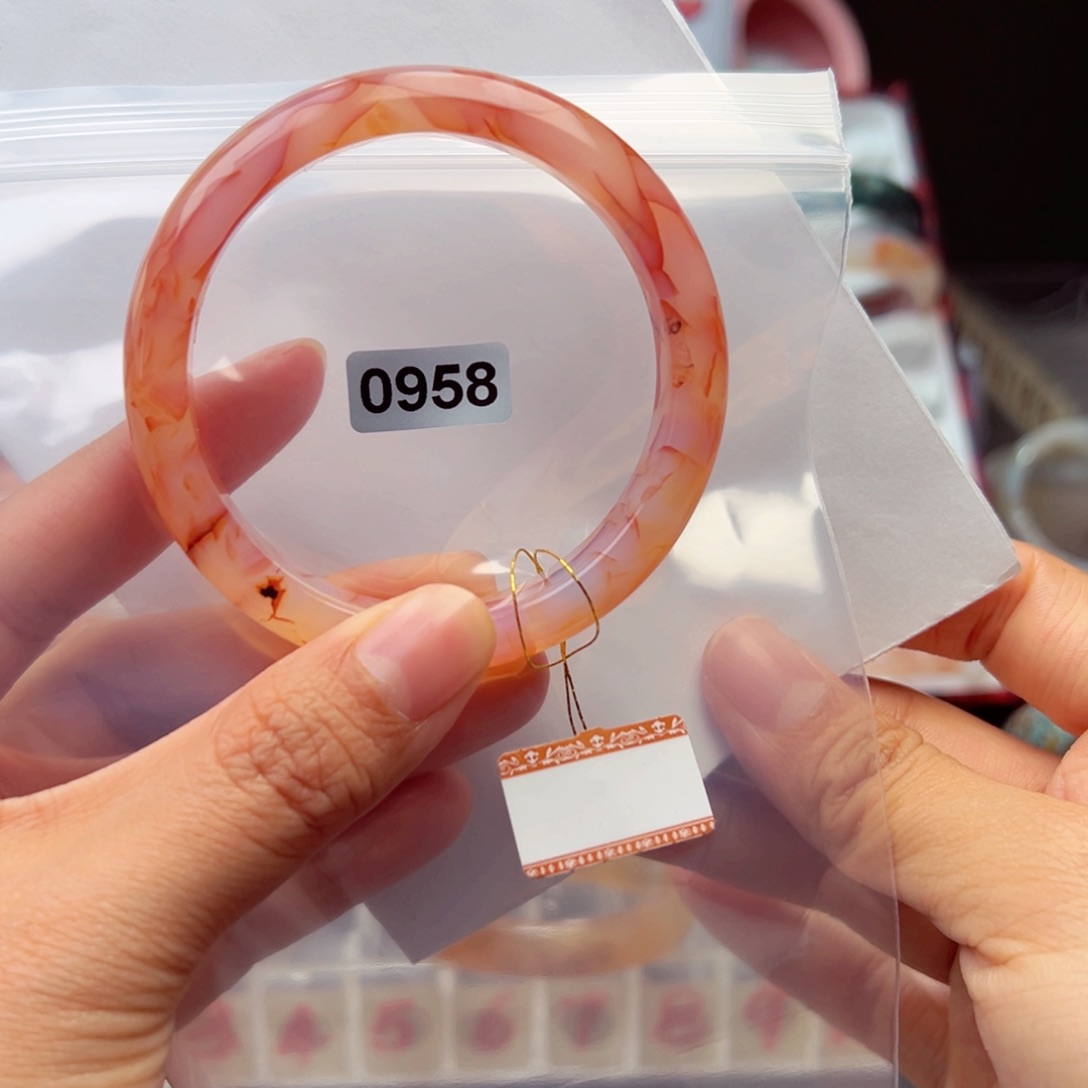 玛瑙/玉髓手镯未镶嵌四****?