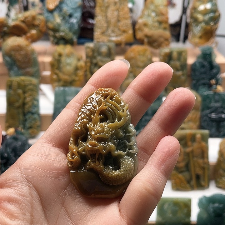 翡翠颈饰未镶嵌天然翡翠A货龙