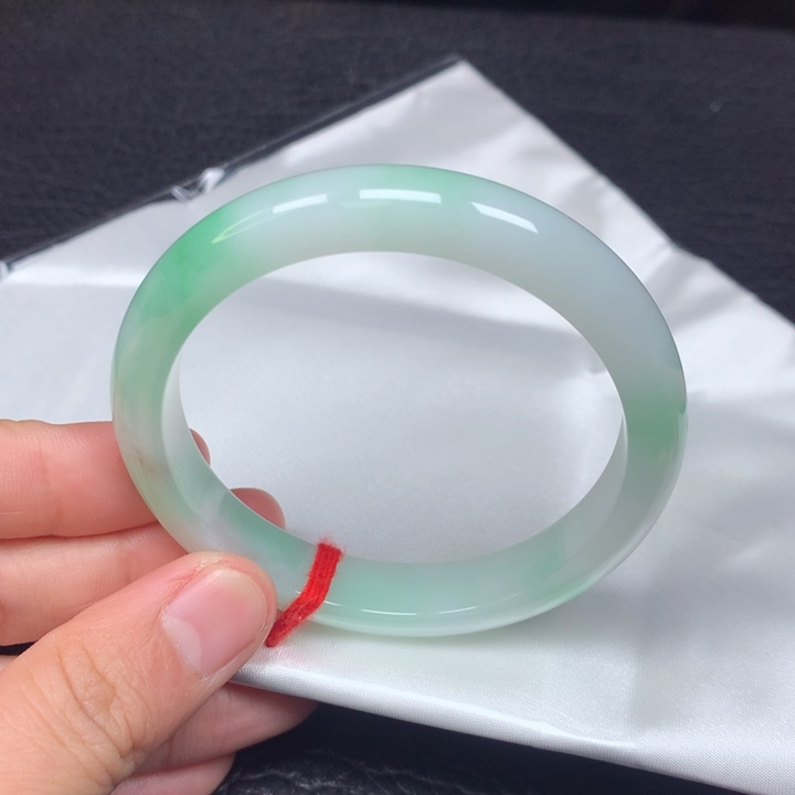 翡翠手镯未镶嵌。