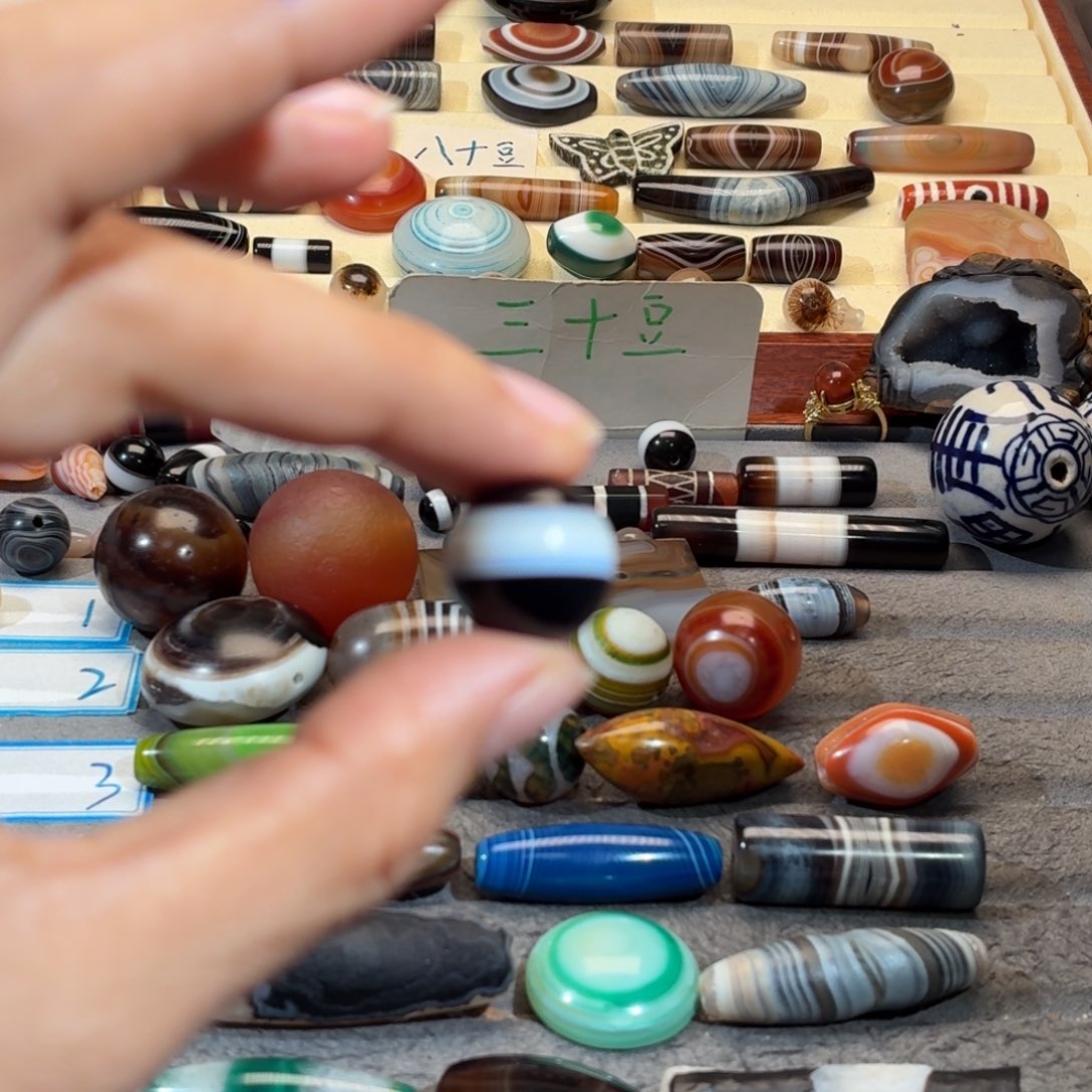 怡***玛瑙/玉髓合金颈饰