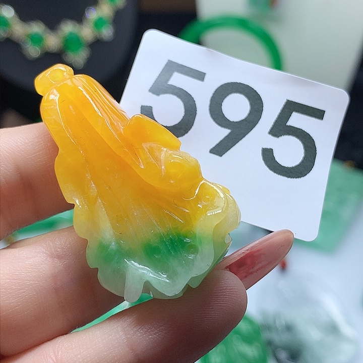 翡翠吊坠(赠链)未镶嵌