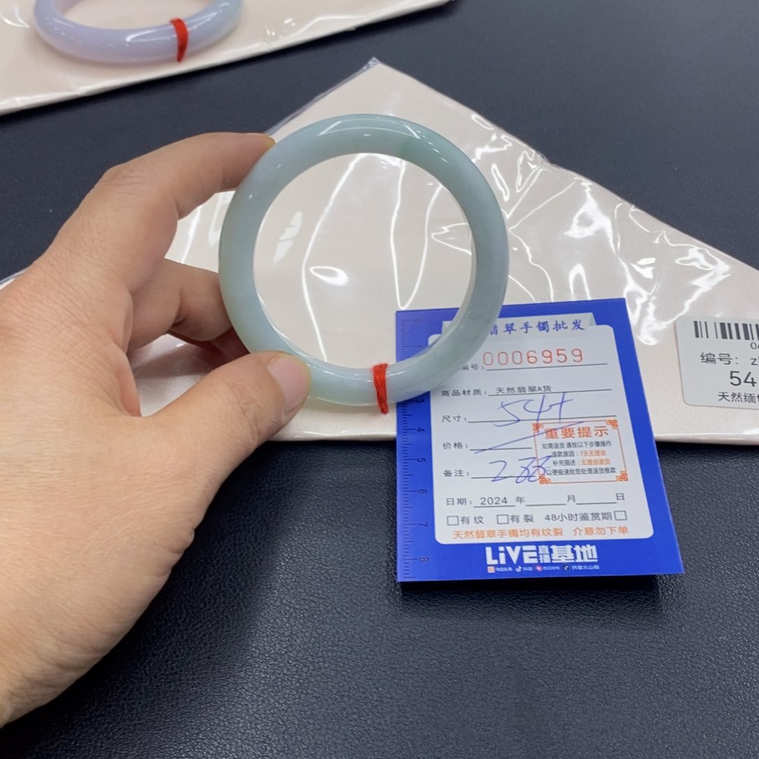 翡翠手镯未镶嵌翡翠手镯