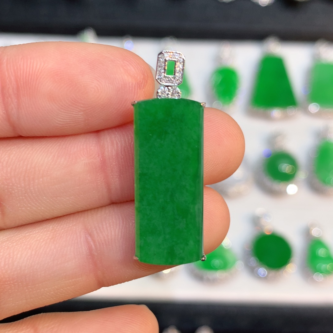 翡翠颈饰18K金镶嵌天然a货翡翠