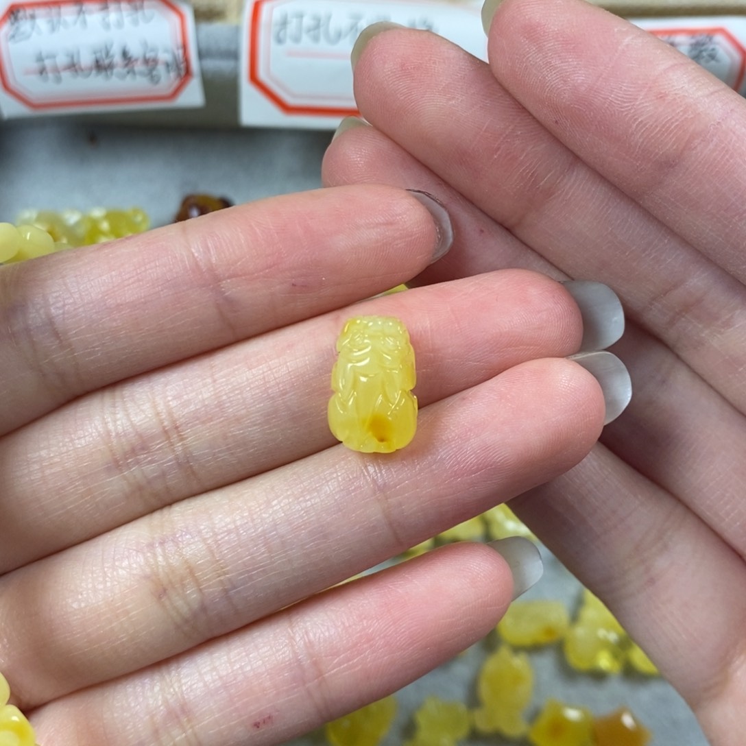 琥珀裸石未镶嵌貔貅