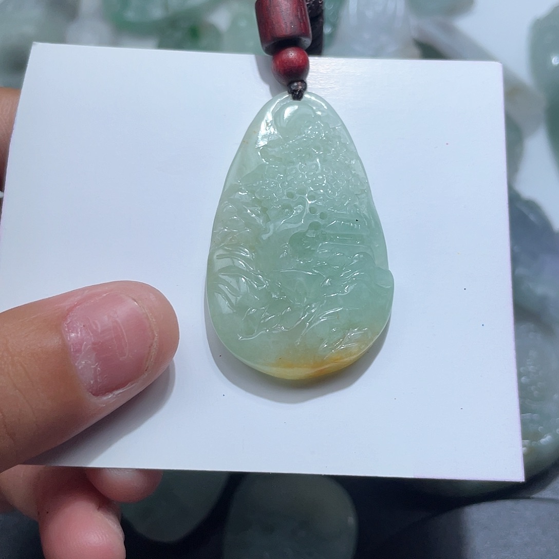 颈饰未镶嵌翡翠是