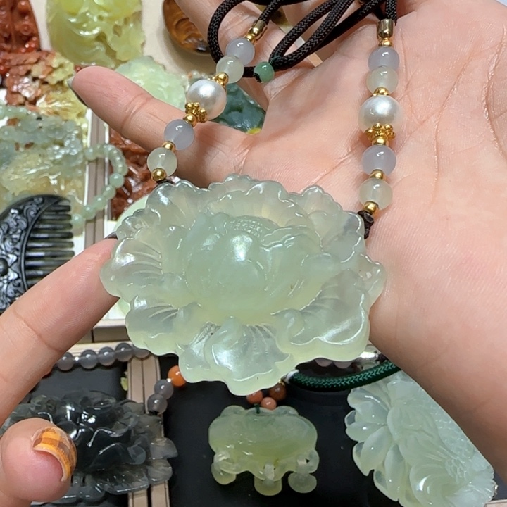 未镶嵌蛇纹石玉吊坠