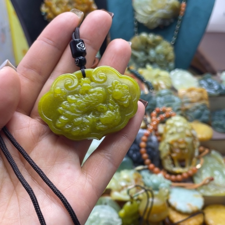 蛇纹石玉未镶嵌颈饰