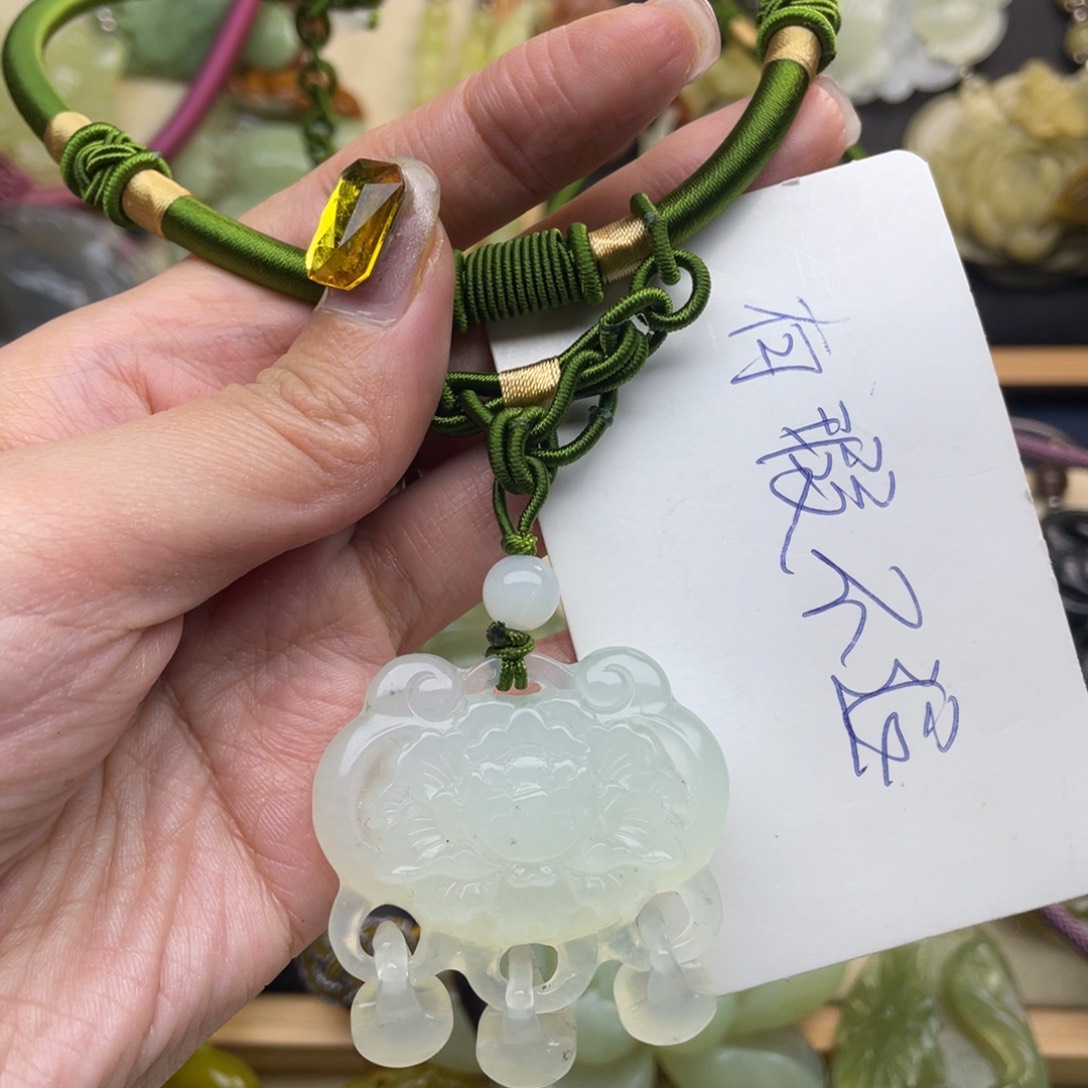 蛇纹石玉颈饰未镶嵌？