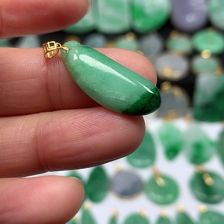 翡翠吊坠(不含链)18K金镶嵌