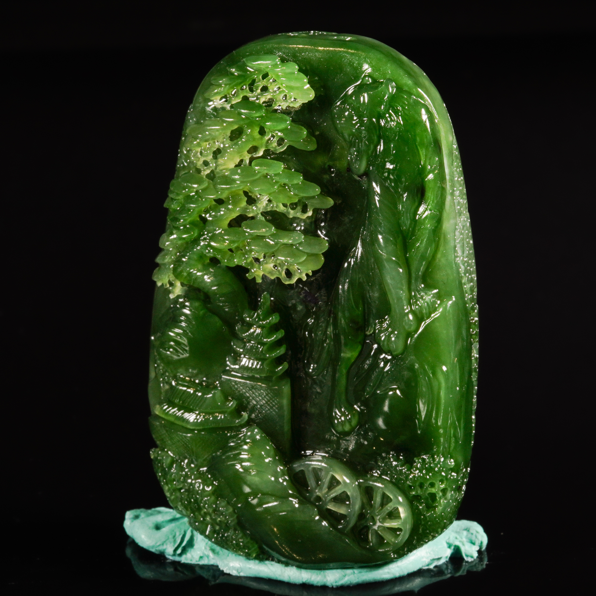 LOT.014和田碧玉巧雕虎啸山林牌/X2844