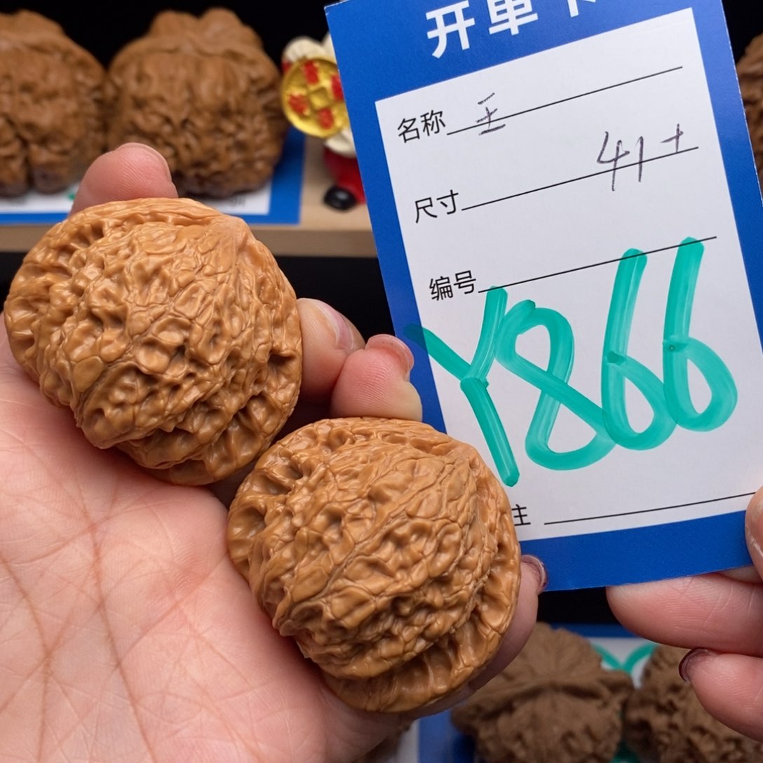 文玩核桃吊坠虎头王者