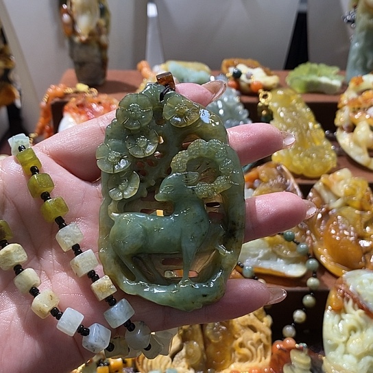 蛇纹石玉未镶嵌颈饰