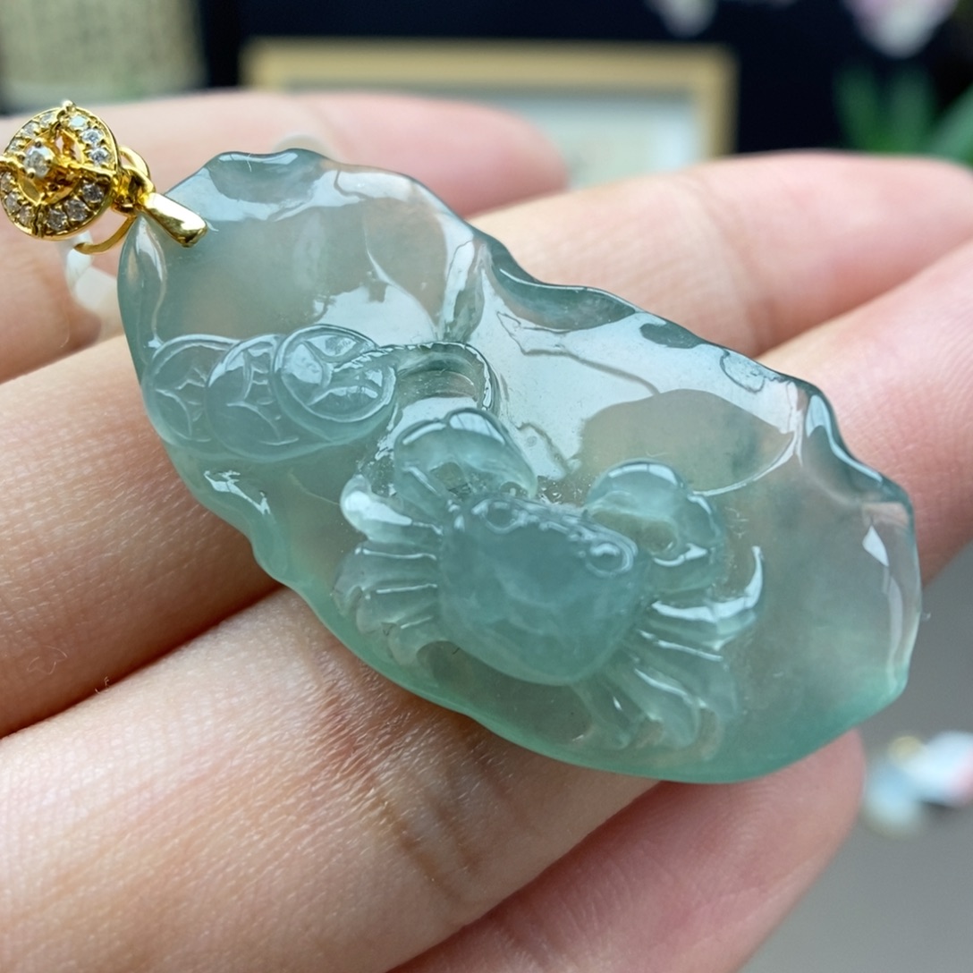 翡翠18K金镶嵌颈饰吊坠