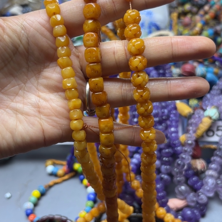 玻璃颈饰驼的骨一条，喊我选，各个价位