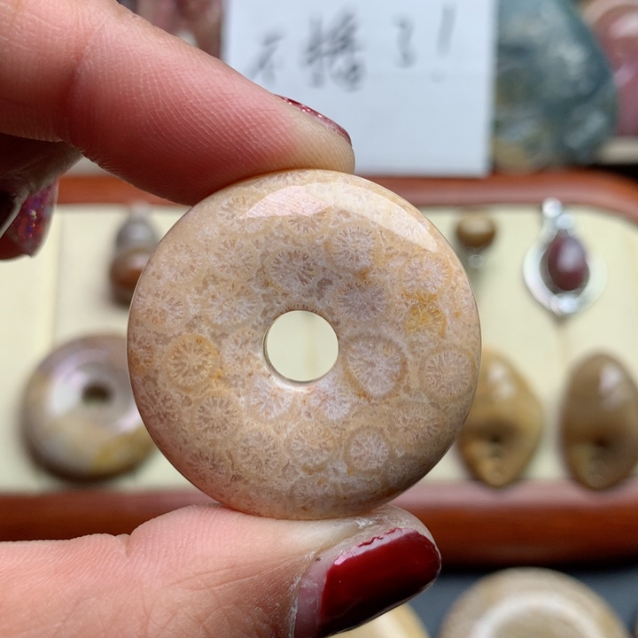 硅化珊瑚（珊瑚玉）颈饰足银镀金镶嵌