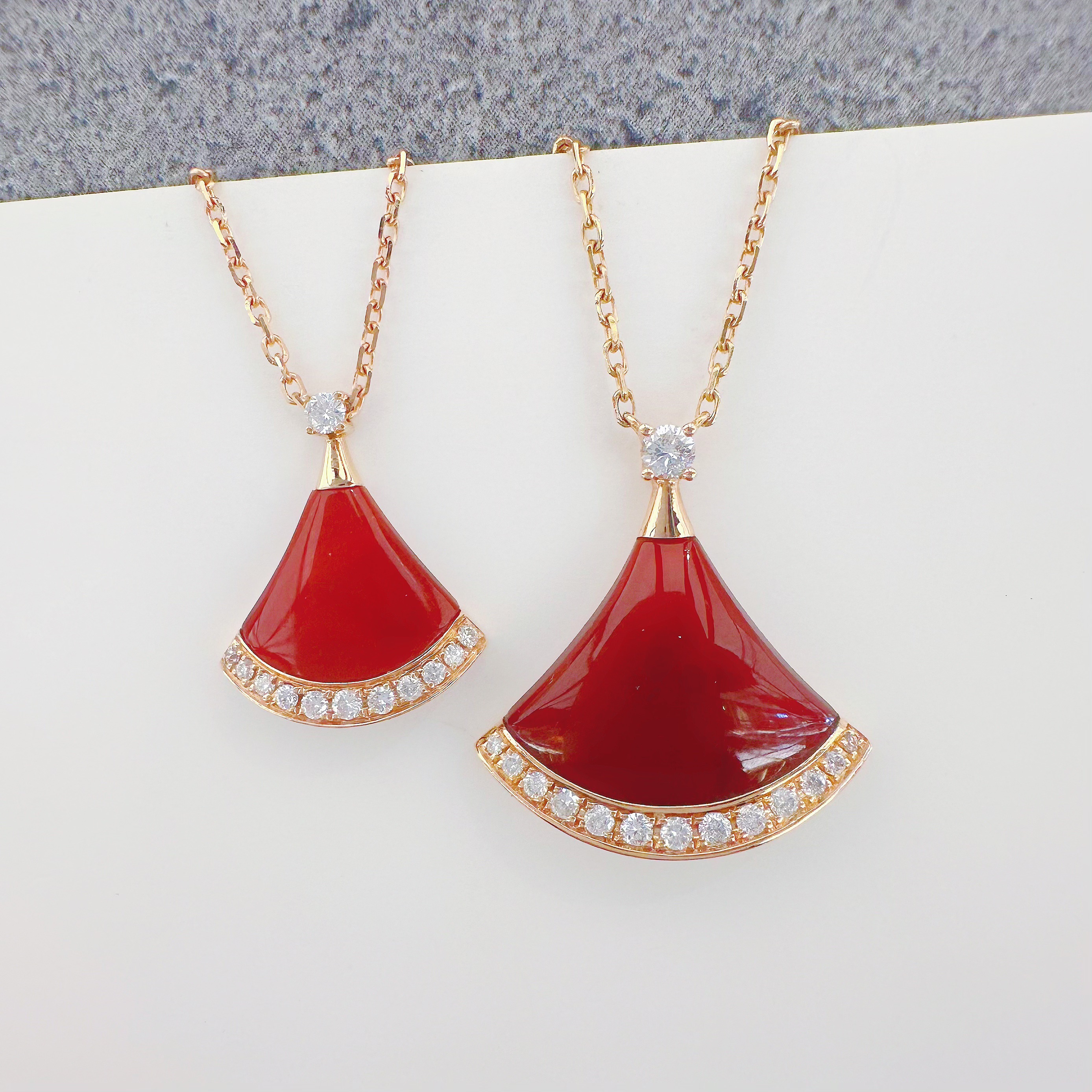 18K金 南非天然钻石边钻裙子项链 高级红色扇子项链 多样性发其一