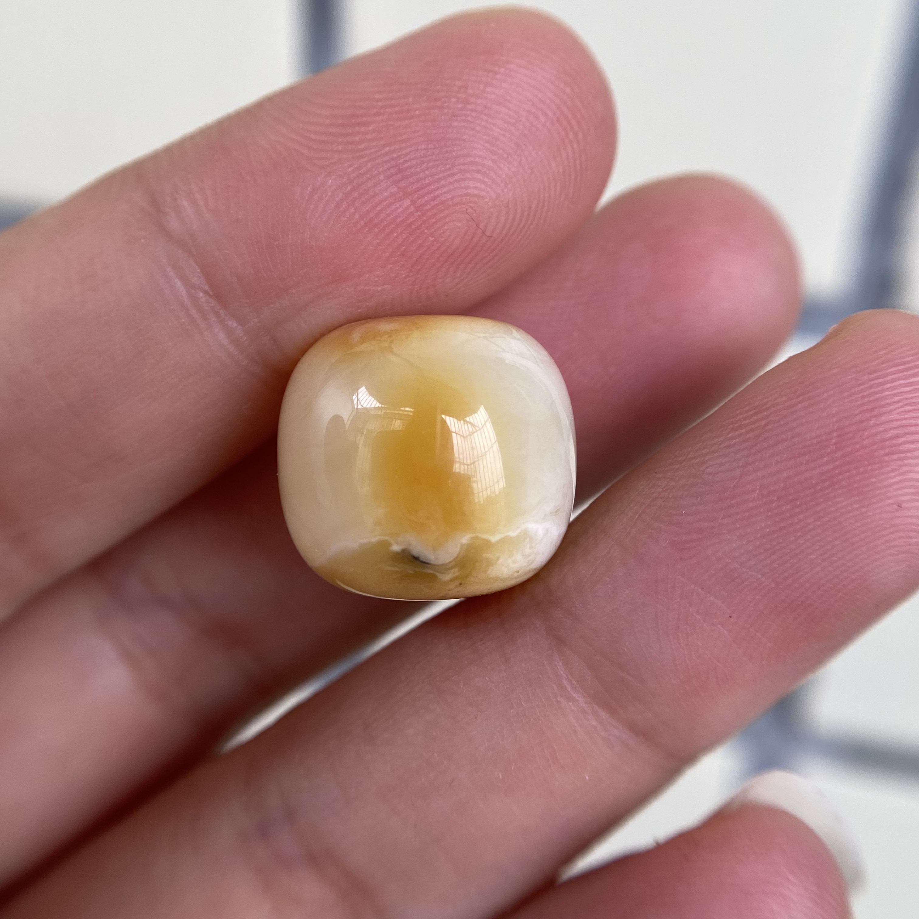 蜜蜡沁色老型配饰15.6×14.7mm，孔一边带内植物，介意勿拍